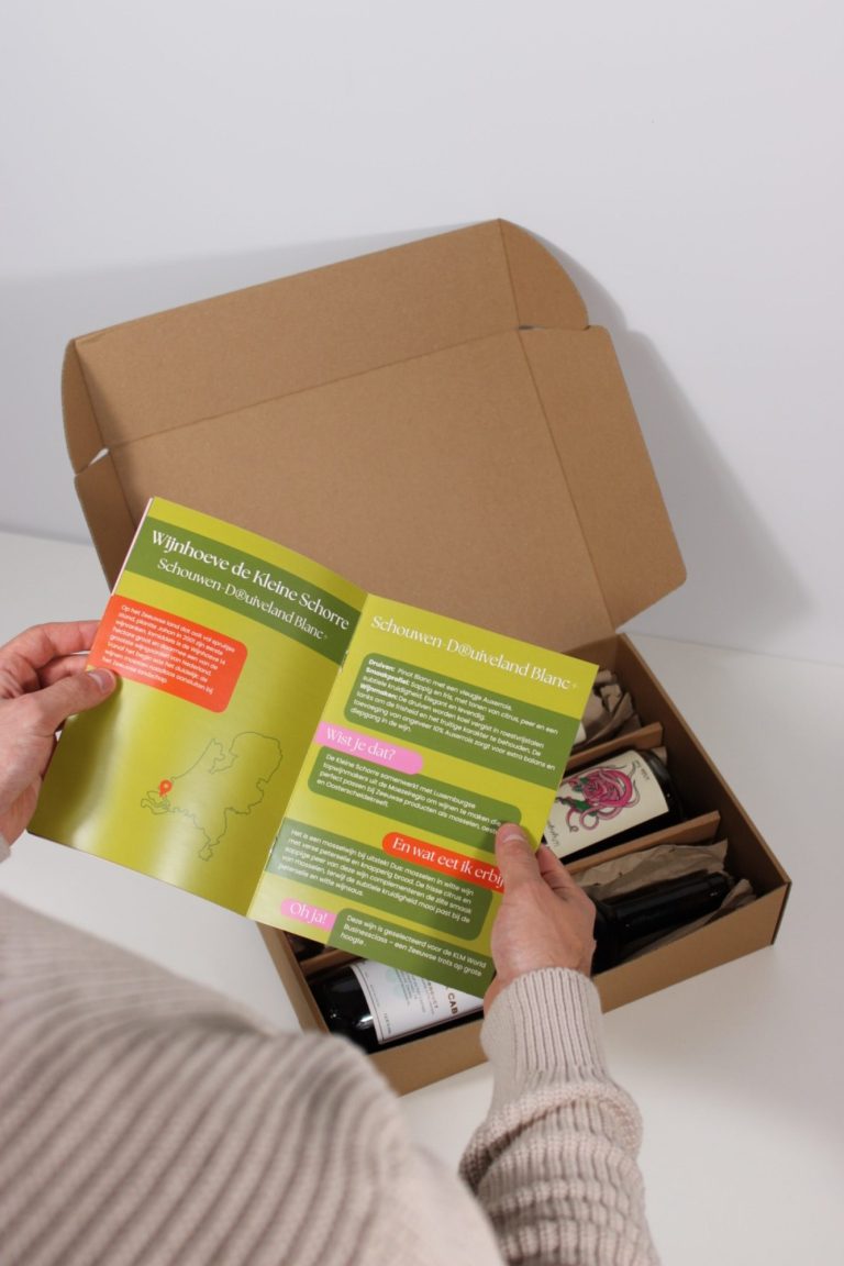Een proefbox met Nederlandse wijnen. Hier zie je een proefbox met Nederlandse wijnen en een boekje met uitleg.